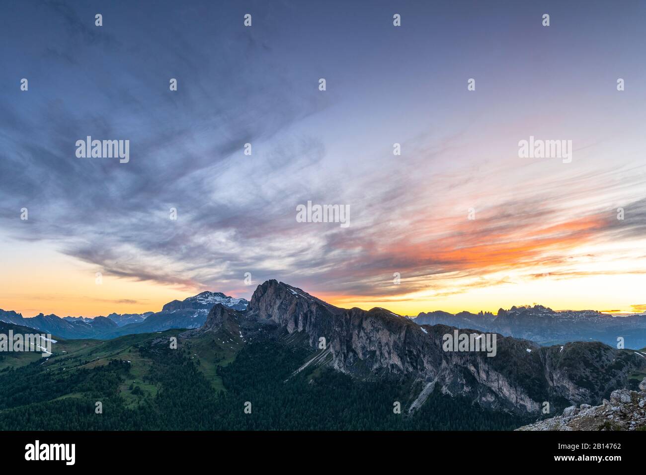 Vista del grande Settsass dal Passo Falzarego, tramonto, Dolomiti, Italia Foto Stock