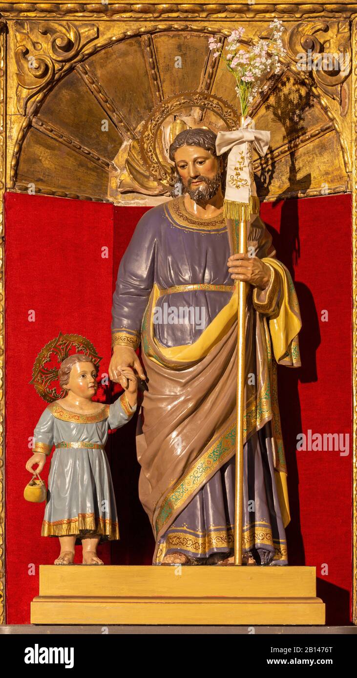SARAGOZZA, SPAGNA - 3 MARZO 2018: La statua policromo scolpita di San Giuseppe nella chiesa Iglesia de Santo Tomás de Aquino. Foto Stock
