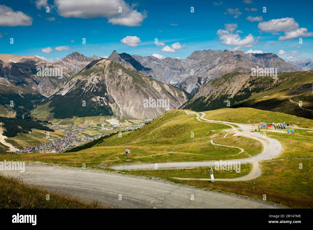 Montagne nelle Alpi nei pressi di Livigno, Italia, Europa Foto Stock