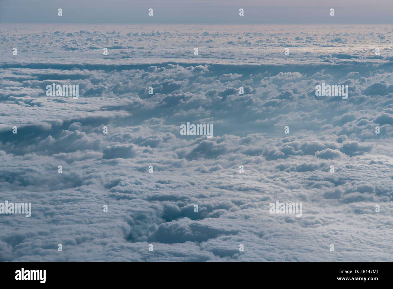 Vista su un mondo di nuvole Foto Stock