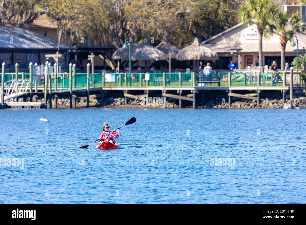 22 febbraio 2020, CRYSTAL RIVER, Florida: Un kayaker solistico femminile gode di una piacevole pagaia attraverso King's Bay in una splendida giornata invernale. Foto Stock