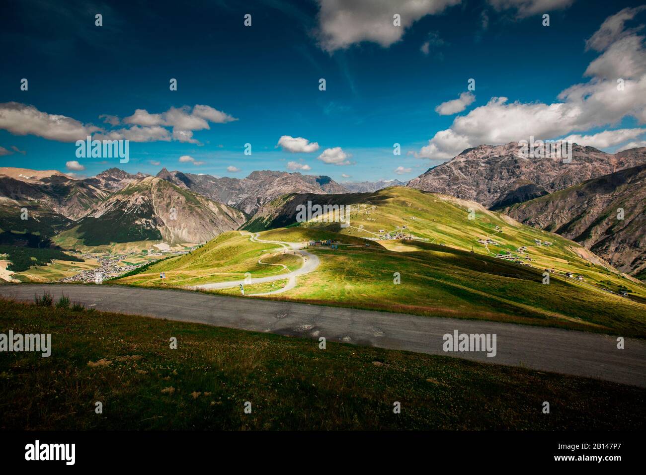 Montagne nelle Alpi nei pressi di Livigno, Italia, Europa Foto Stock