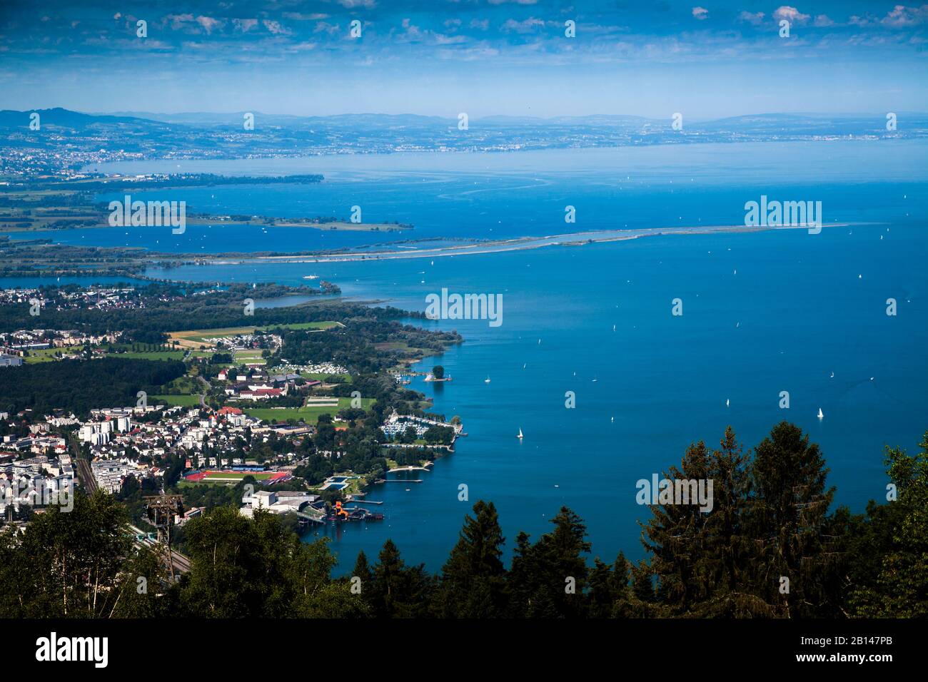 Lago di Costanza con afflusso sul Reno e acque blu profonde con la riva sud e la fase galleggiante a Bregenz, Bregenz, Vorarlberg, Austria, Europa Foto Stock