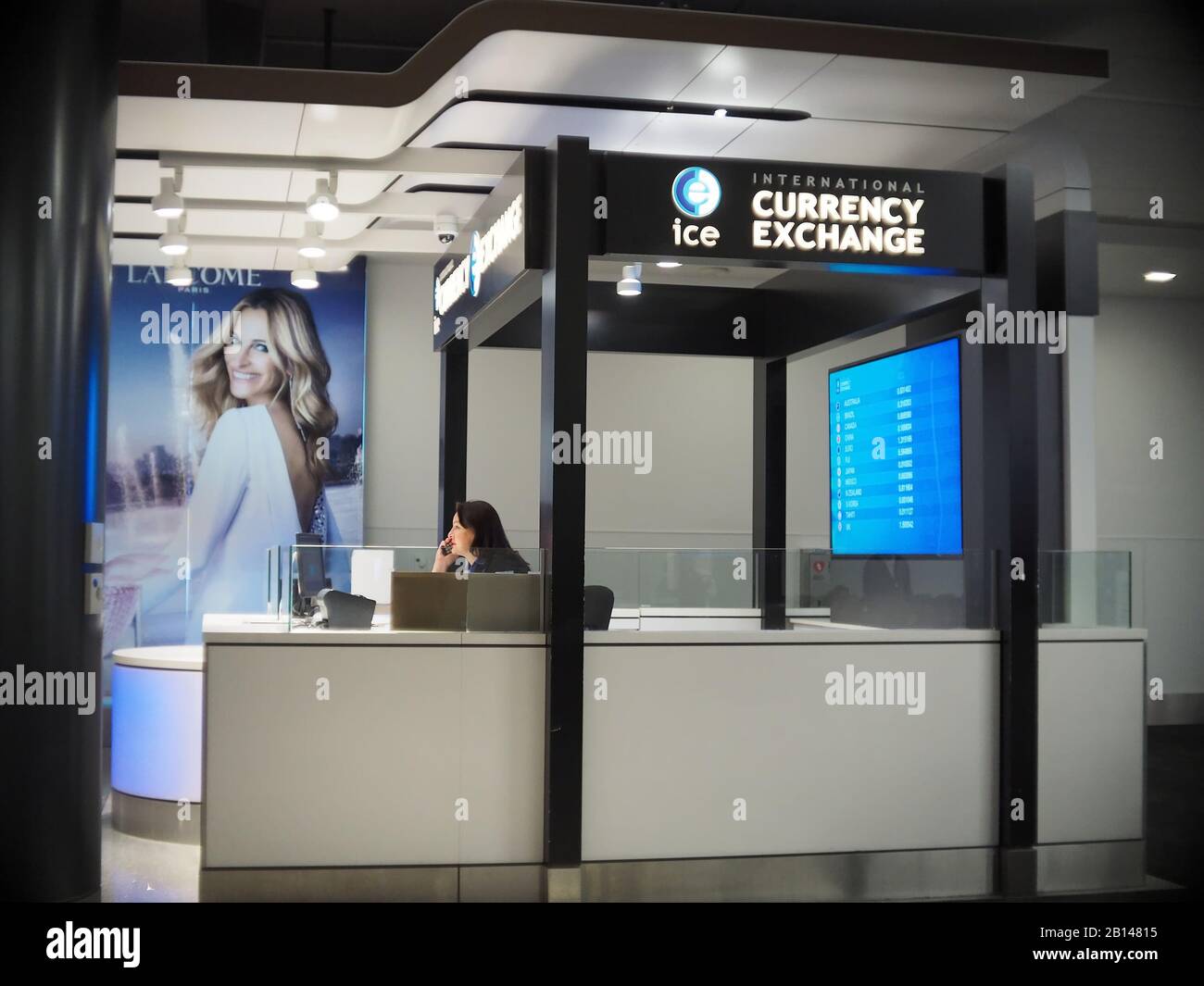Chiosco Internazionale Per Il Cambio Valuta All'Aeroporto Internazionale Di Los Angeles, Febbraio 2019 Foto Stock
