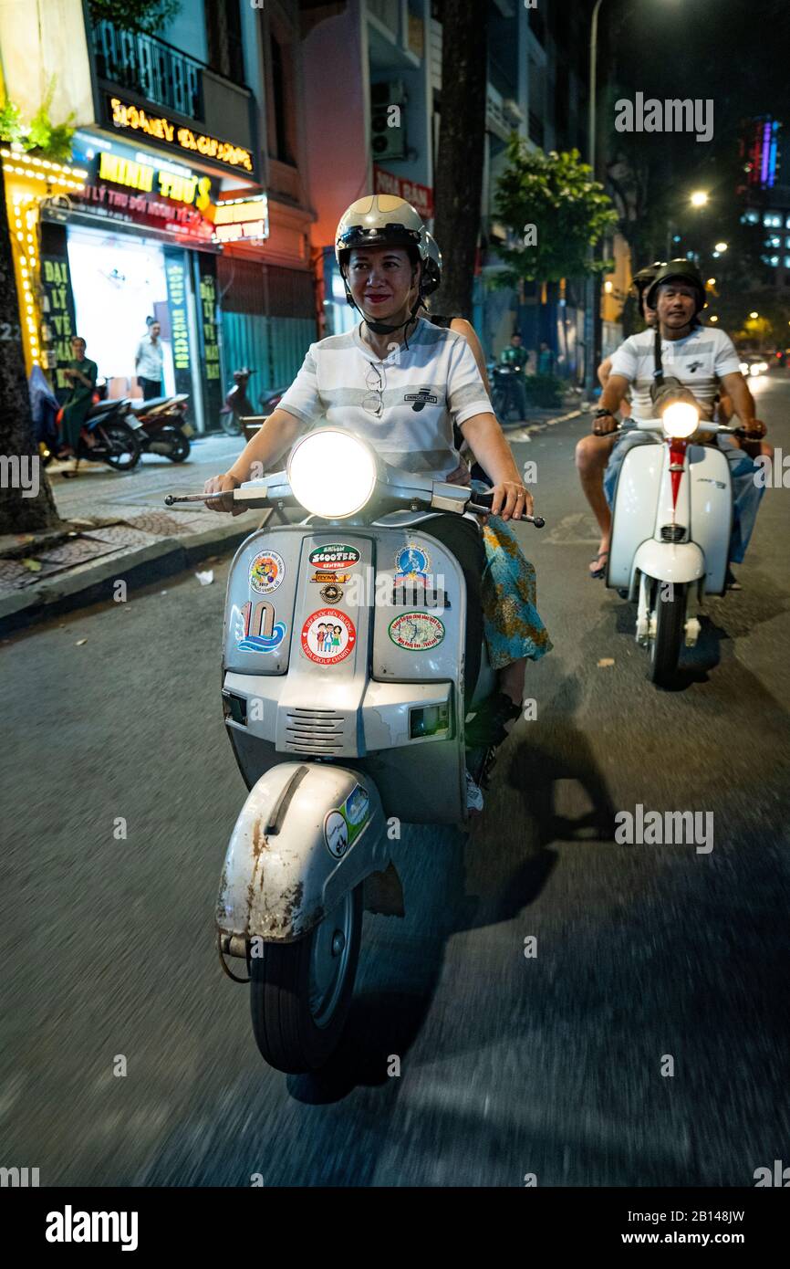 Tour in Vespa attraverso Saigon, Vietnam Foto Stock