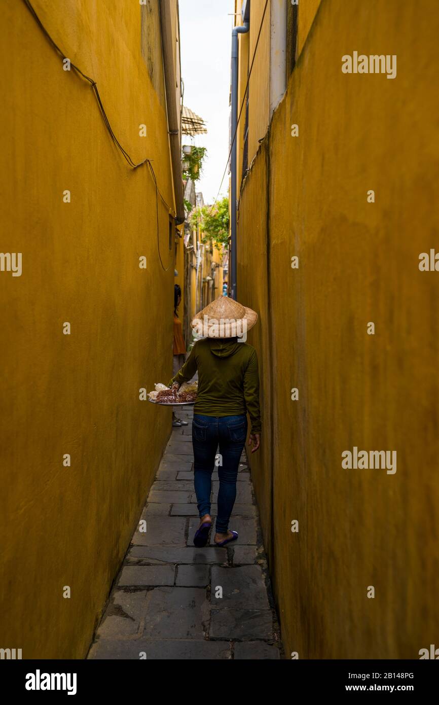 Vicolo, donna, vista posteriore, Hoi An, Vietnam Foto Stock