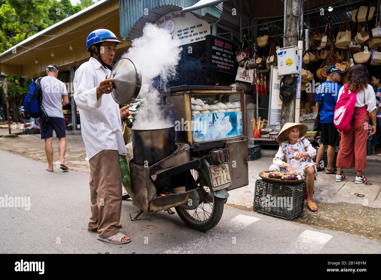 Fornitore di strada, snack bar, Hue, Vietnam Foto Stock