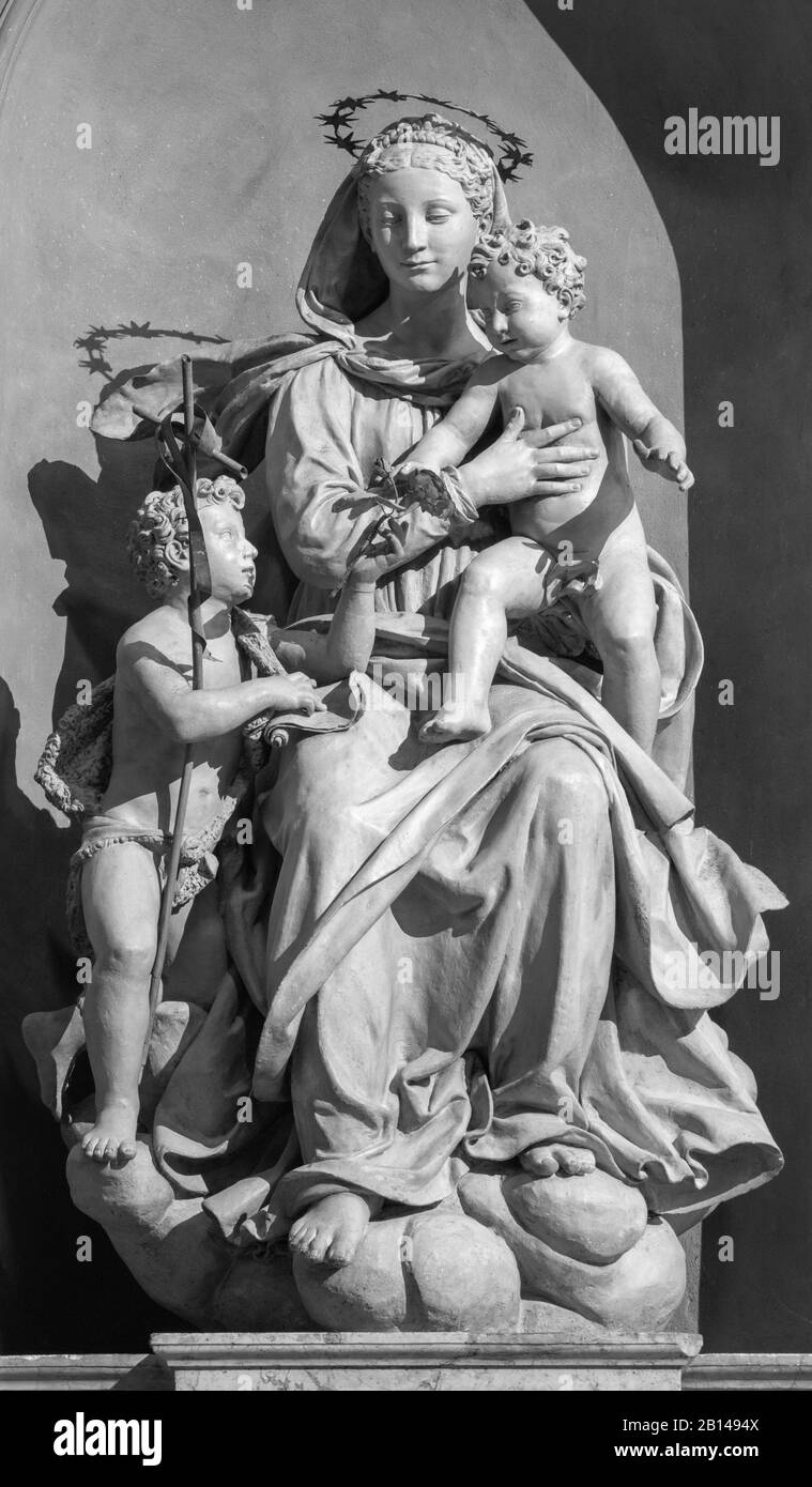 PARMA - 15 APRILE 2018: La statua scolpita della Madonna col Bambino e di San Giovanni Battista nella chiesa di San Giovanni Evangelista. Foto Stock