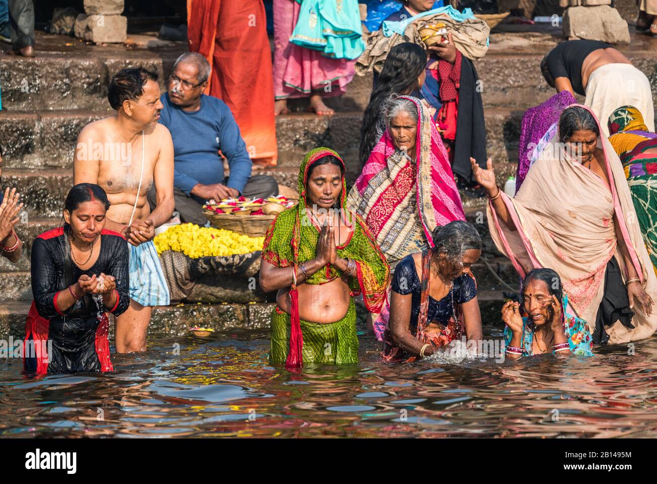 La gente locale ha bagno nel fiume di Ganga, Varanasi, India, Asia. Foto Stock