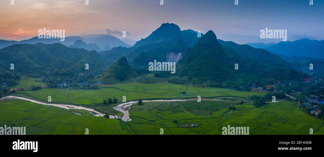 Montagne impressionanti con il fiume e risaie vicino Hanoi, sera crepuscolo, Vietnam Foto Stock
