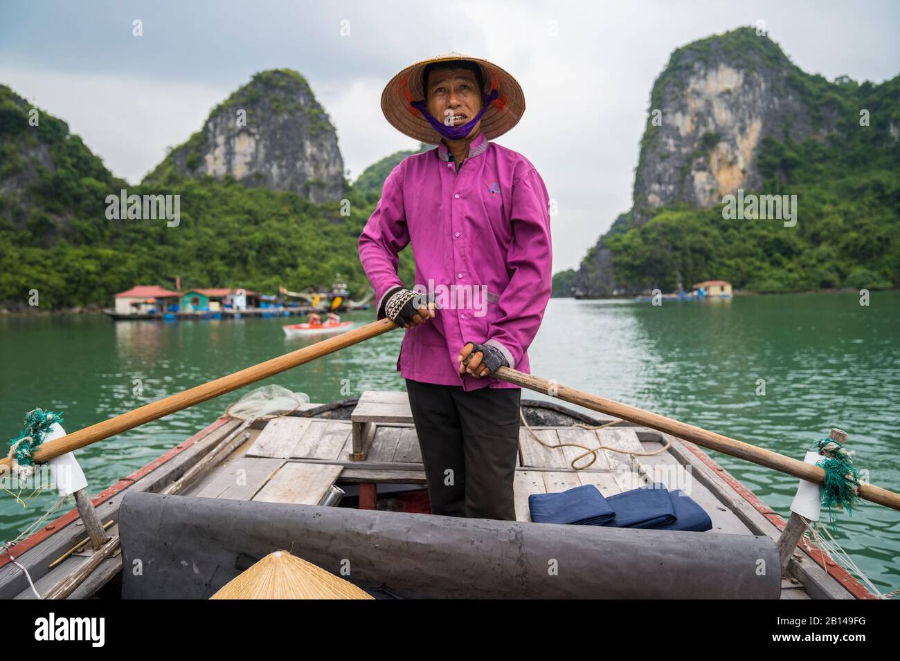 Gita in barca ai villaggi galleggianti (n Halong Bay, Vietnam Foto Stock