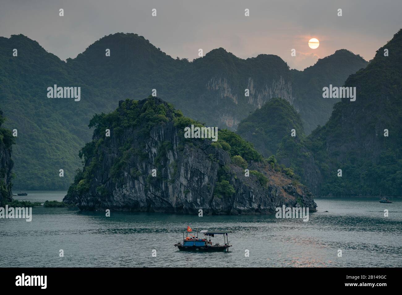 Sunrise nella baia di Halong, Vietnam Foto Stock