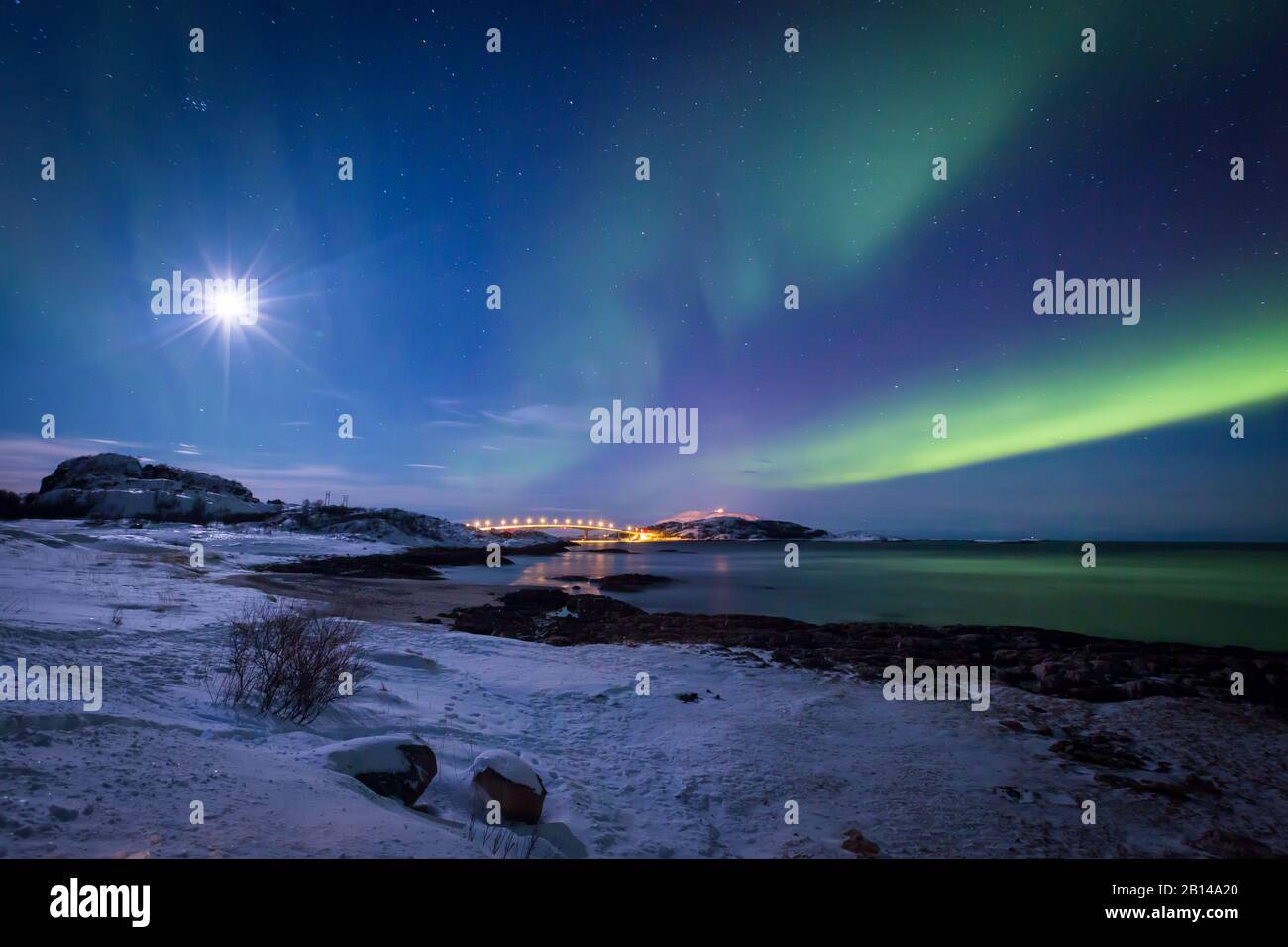 Lofoten Norvegia luci polari nel mese di febbraio inverno paesaggio invernale Aurora Borealis Foto Stock