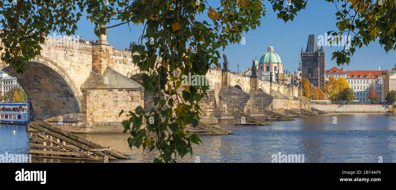 Praga, Repubblica Ceca - 13 ottobre 2018: il panorama di Charles sposa da ovest. Foto Stock
