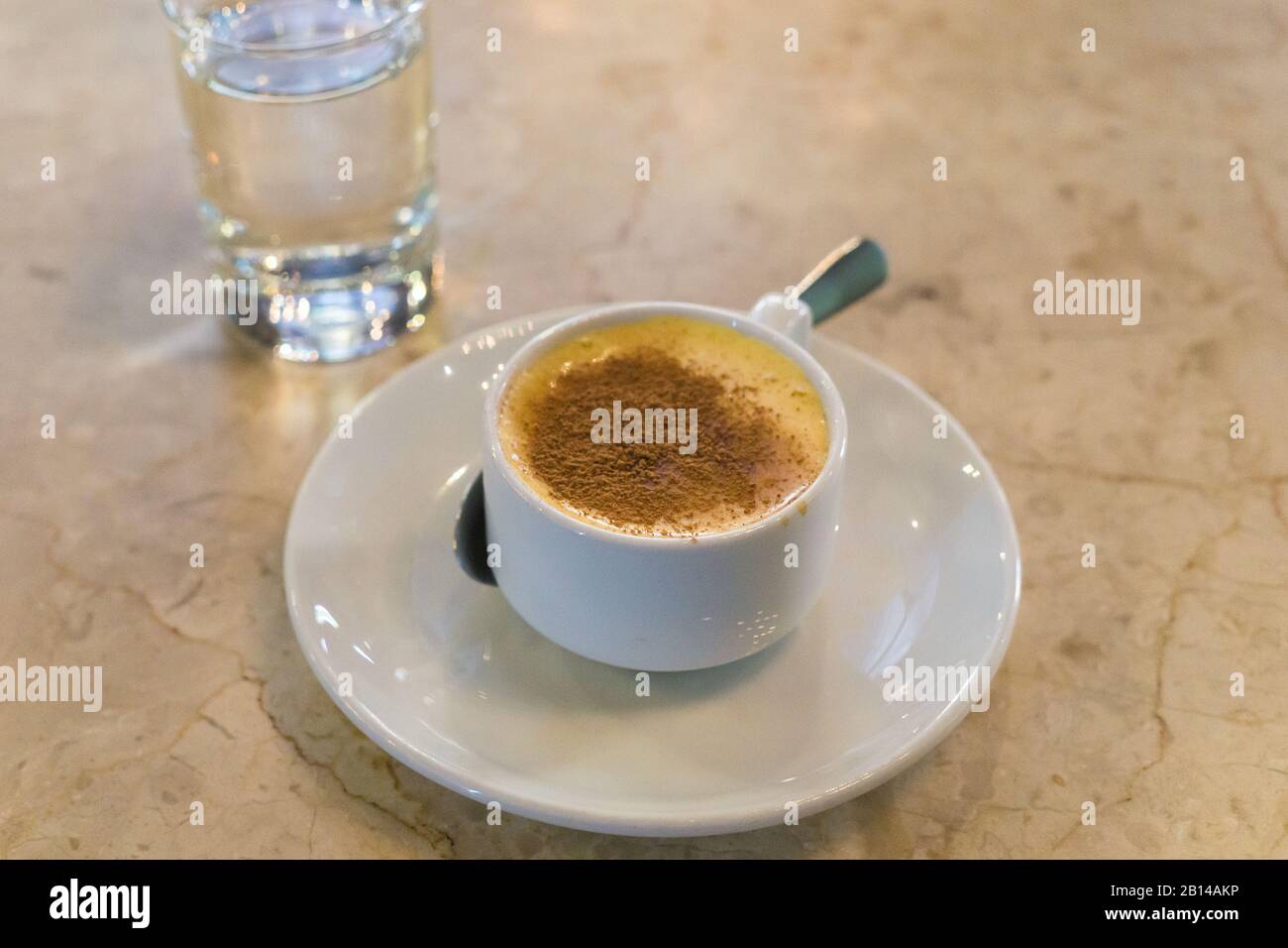 Uovo caffè Vietnam - una tazza di caffè vietnamita uovo con un bicchiere d'acqua. Vietnam, Sud-Est Asiatico. Foto Stock