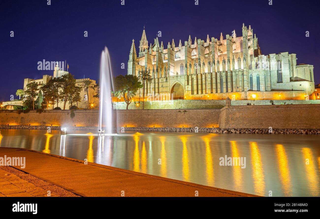 Palma de Mallorca - La Cattedrale La Seu al crepuscolo. Foto Stock