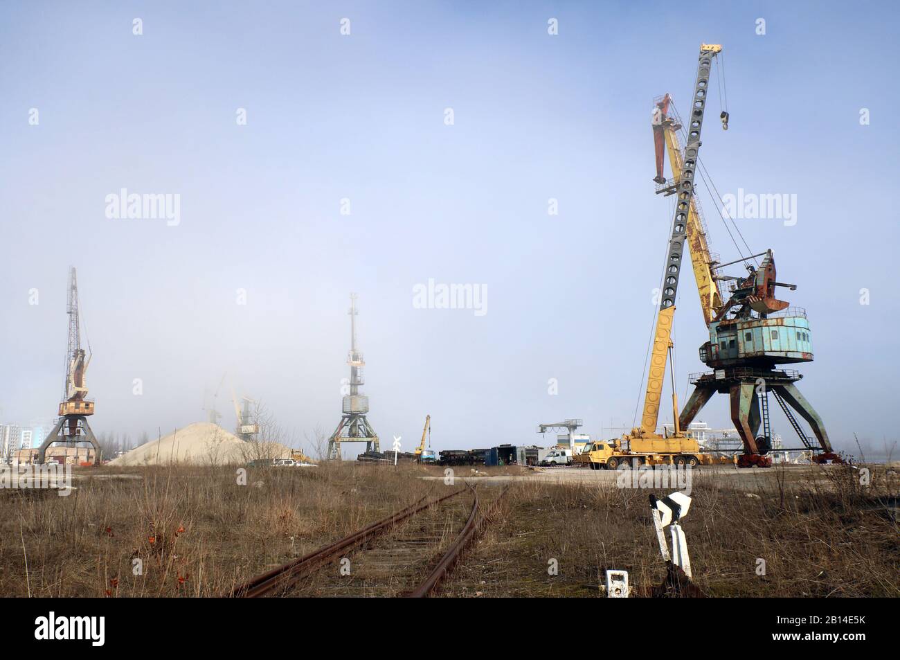 Enorme gru portuale contro il cielo blu. Ucraina, Cherkasy Foto Stock