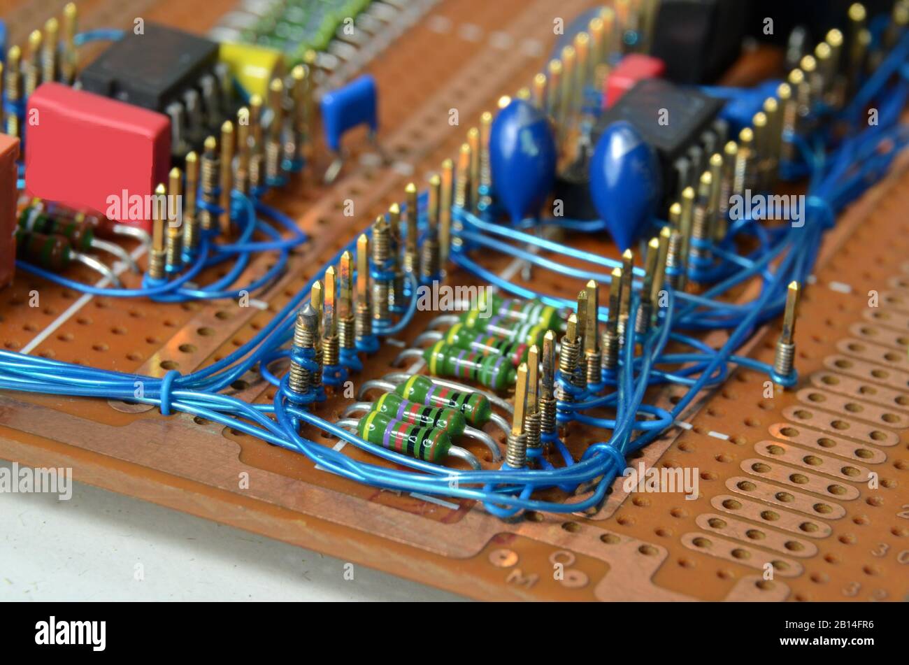 Wiev sulla scheda di circuito prototipo, i collegamenti sono realizzati con la tecnologia wire wrap. Foto Stock