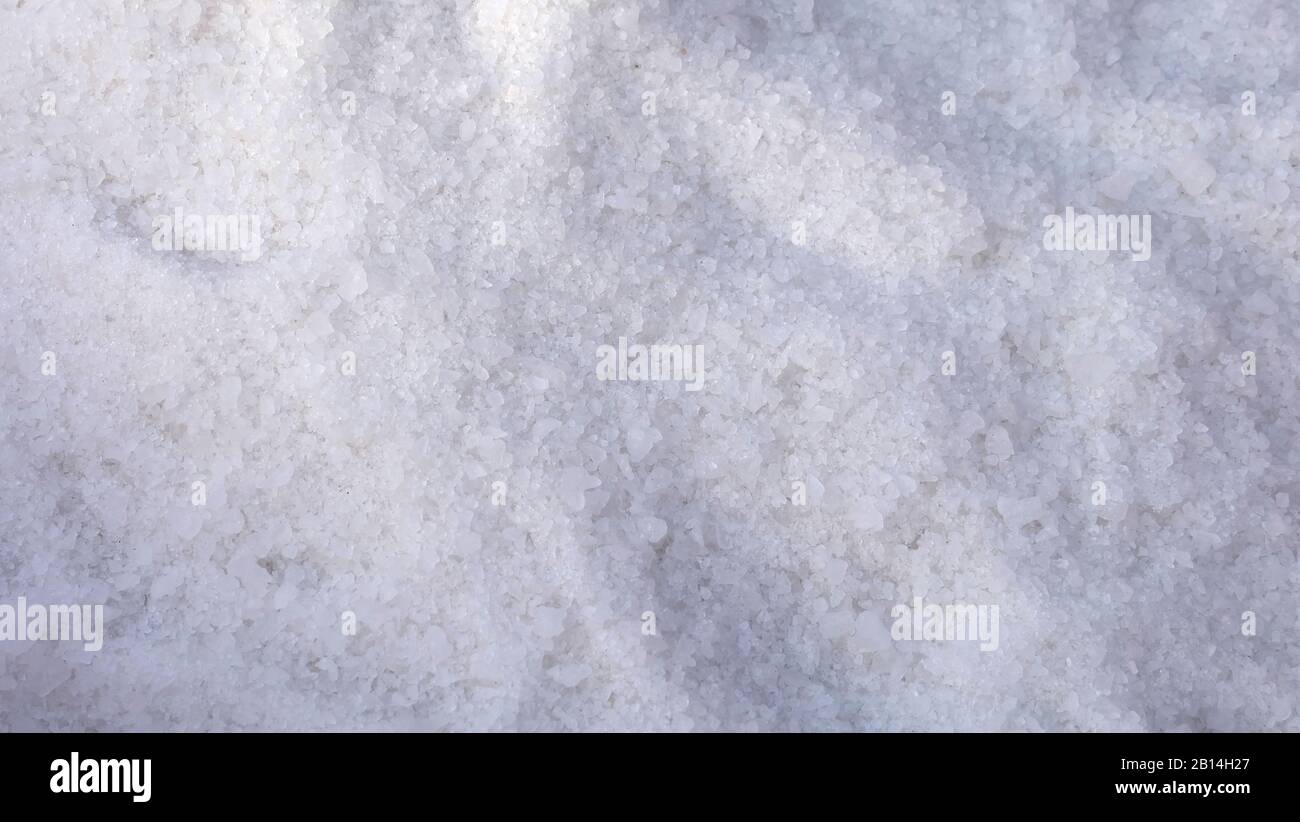 Un fondo pieno di sale marino bianco cristallizzato. Foto Stock
