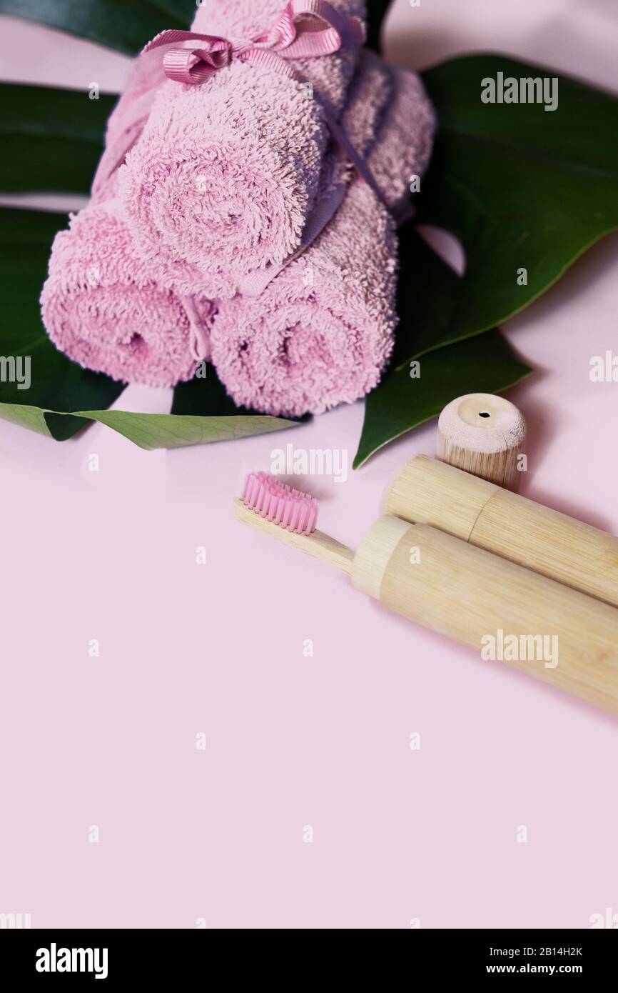 Spazzolino da denti in bambù con asciugamano Foto Stock