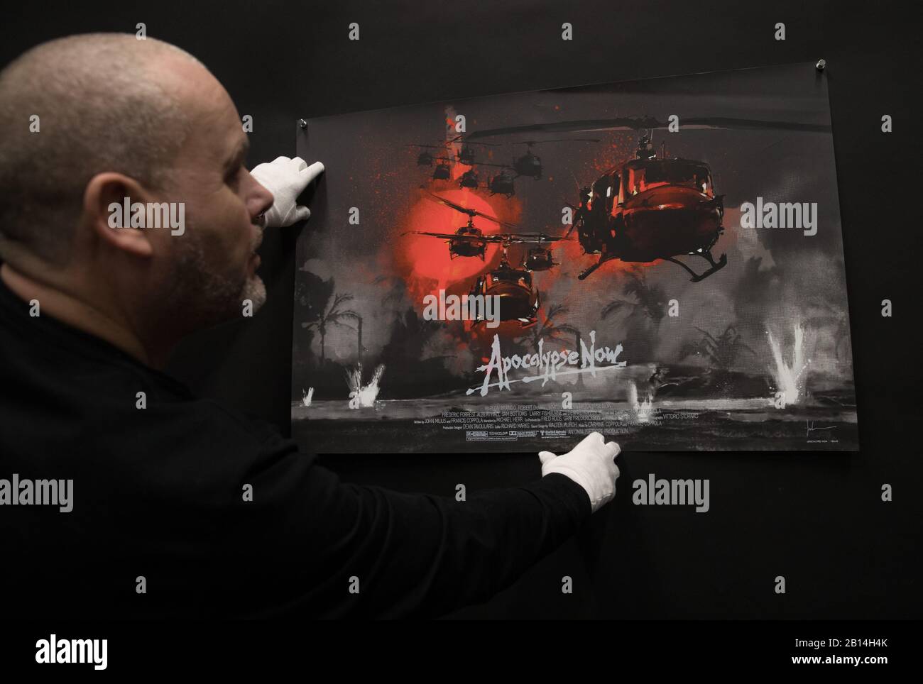 Il consulente del poster del negozio di prop Mark Hochman guarda un poster del mondo del 2015 per il film del 1979 'Apocalypse Now' (stima -Â£300 Â£500), durante un'anteprima per l'imminente asta di poster del cinema del negozio di prop. Foto Stock