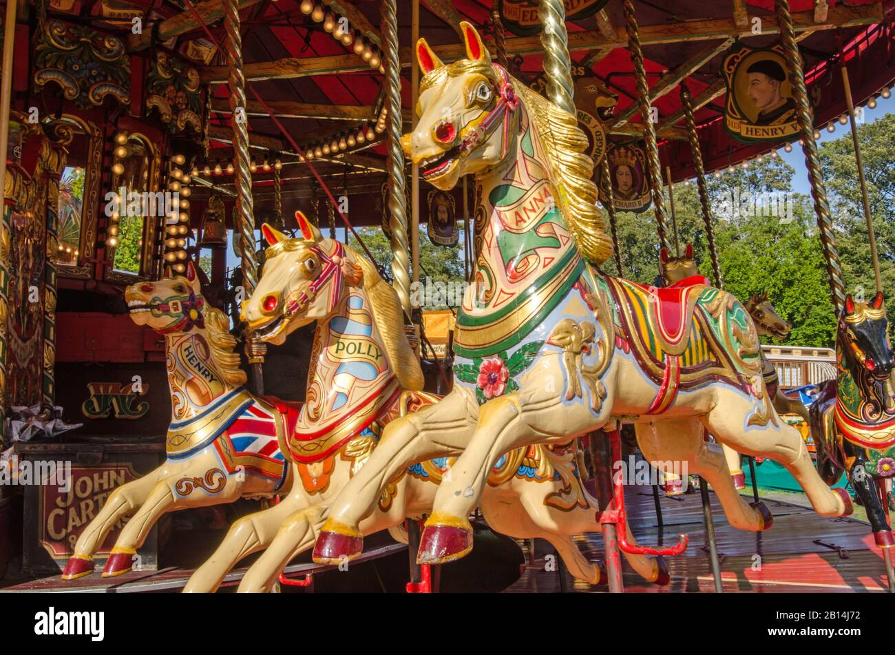 Basingstoke, Regno Unito - 1 settembre 2019: Colorati cavalli di legno dipinti sul giro vintage del galoppo a vapore alla fiera del vapore carter, Basingstok Foto Stock