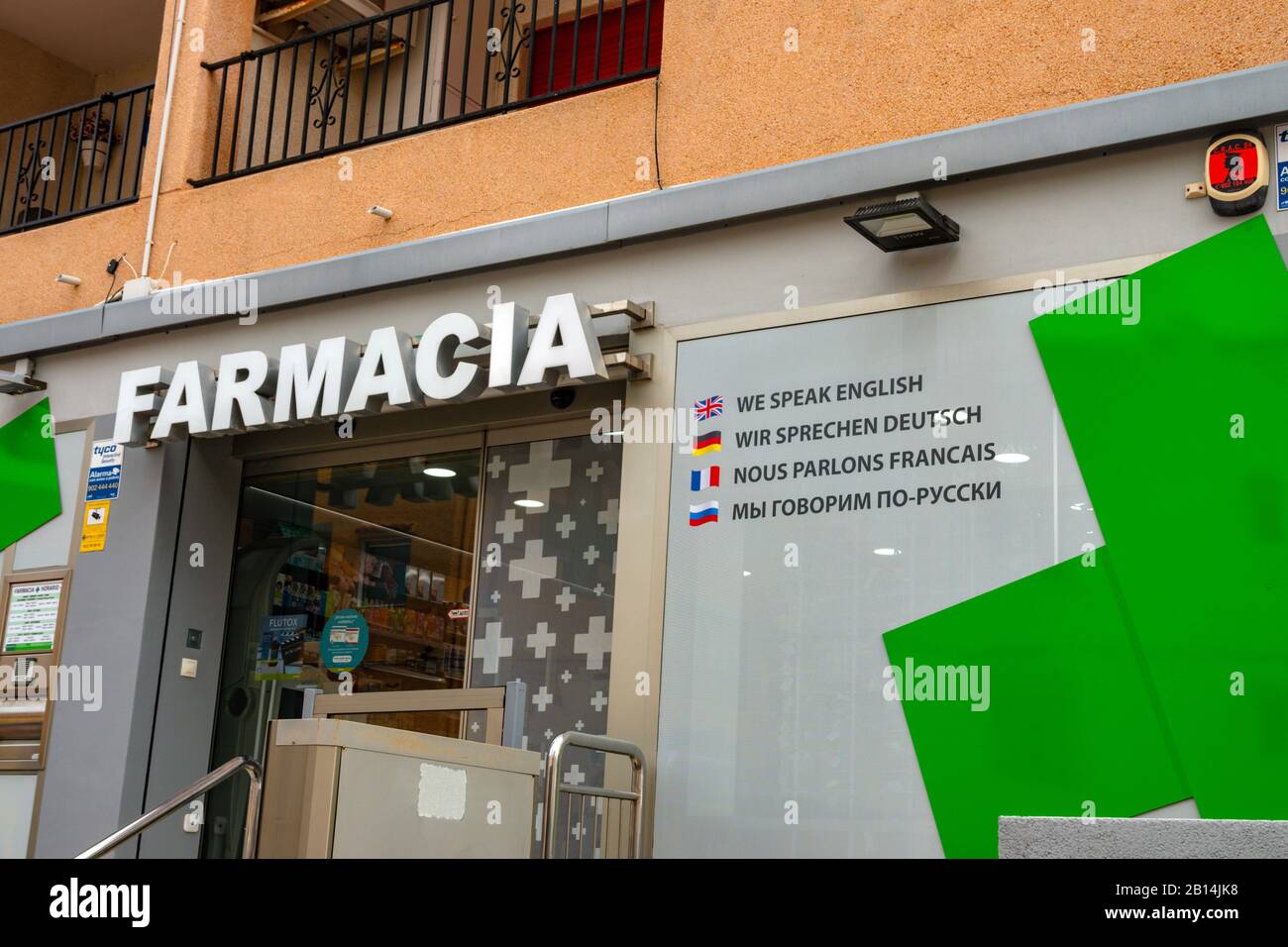 Farmacia, chimico, segno in Spagna scritto in quattro lingue, parliamo inglese, la Mata, Costa Blanca, Spagna Foto Stock