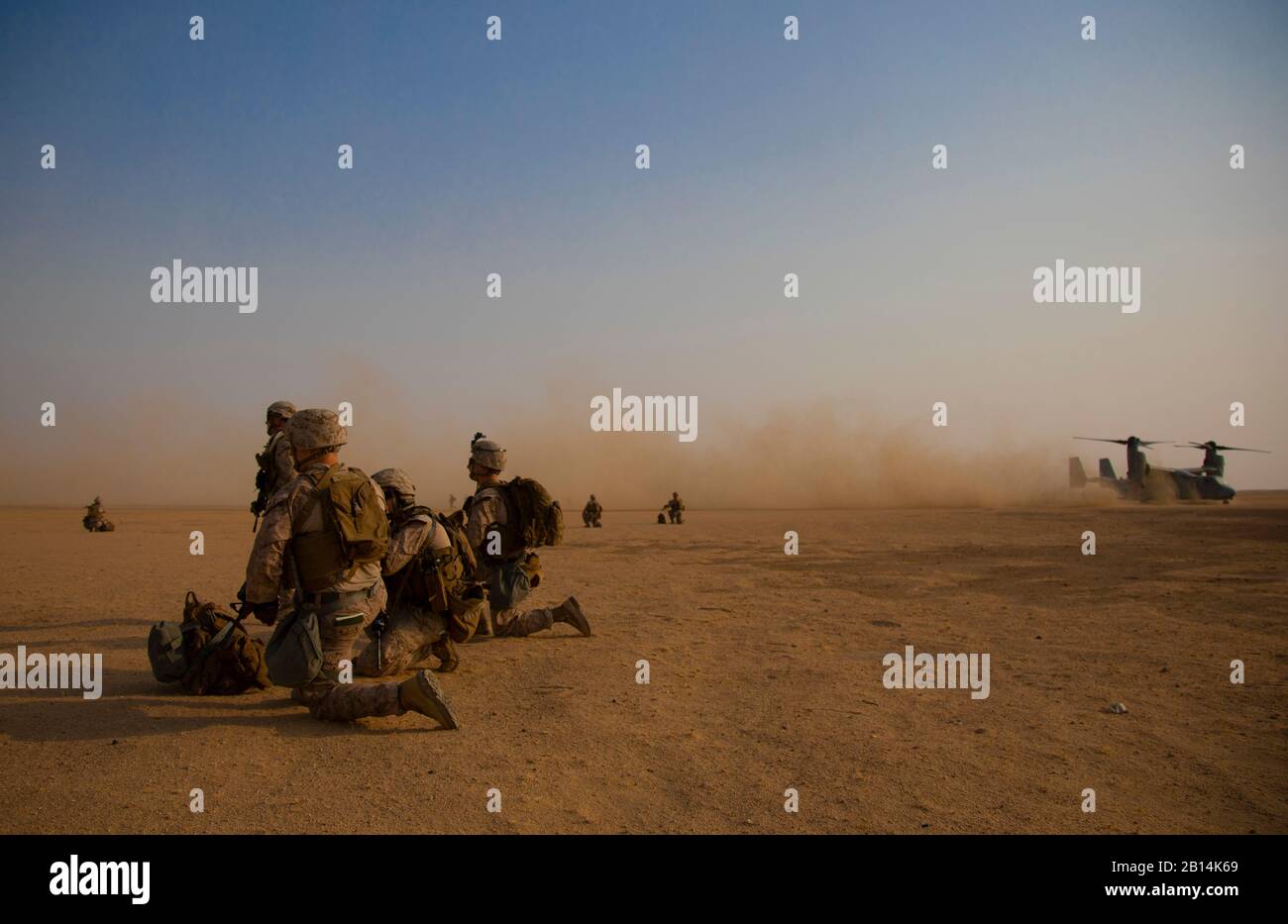 U.S. Marines con 1st Battaglione, 7th Reggimento marino, attaccato a scopo speciale Marine Air-Ground Task Force Crisi Response-comando centrale, post sicurezza durante un recupero tattico Di Aeromobili e Esercizio Personale a Camp Buehring, Kuwait, 7 agosto 2019. SPMAGTF-CR-CC è un fornitore di forze multiple progettato per impiegare le capacità di terra, logistica e aria in tutta l'area di responsabilità del comando centrale. (STATI UNITI Foto del corpo marino di Cpl. Miguel A. Rosales) Foto Stock