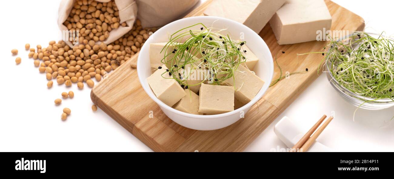 Soy Tofu biologico, Microgreens su una tavola di legno Foto Stock