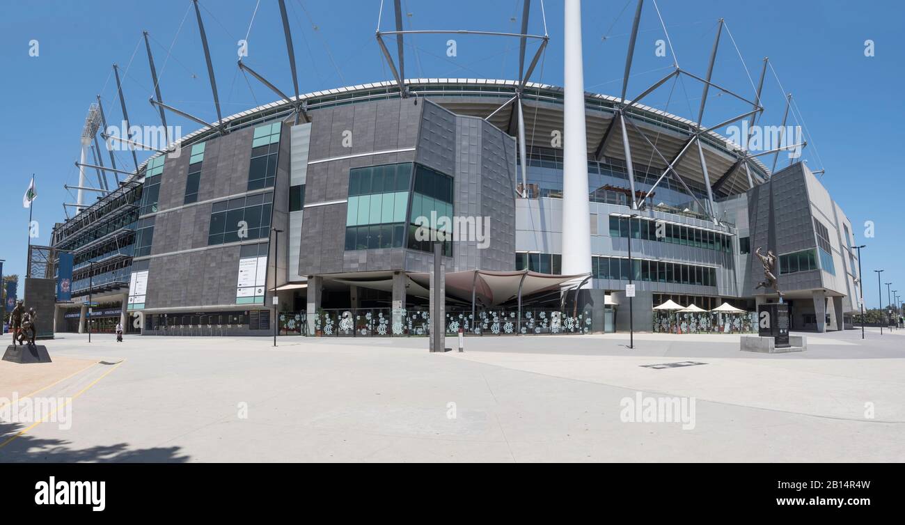 Una vista panoramica a basso angolo dell'esterno dello stadio più grande dell'Australia, il Melbourne Cricket Ground (MCG) in Yarra Park, Melbourne, Australia Foto Stock