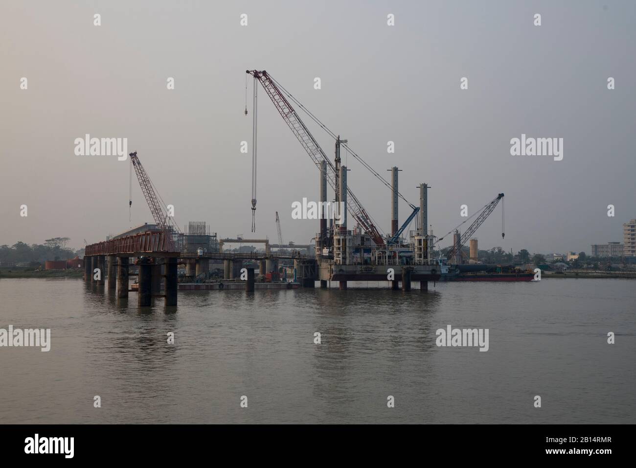 Lavori di costruzione del ponte ferroviario di Rupsh sul fiume Bhairav a Khulna, Bangladesh. Foto Stock