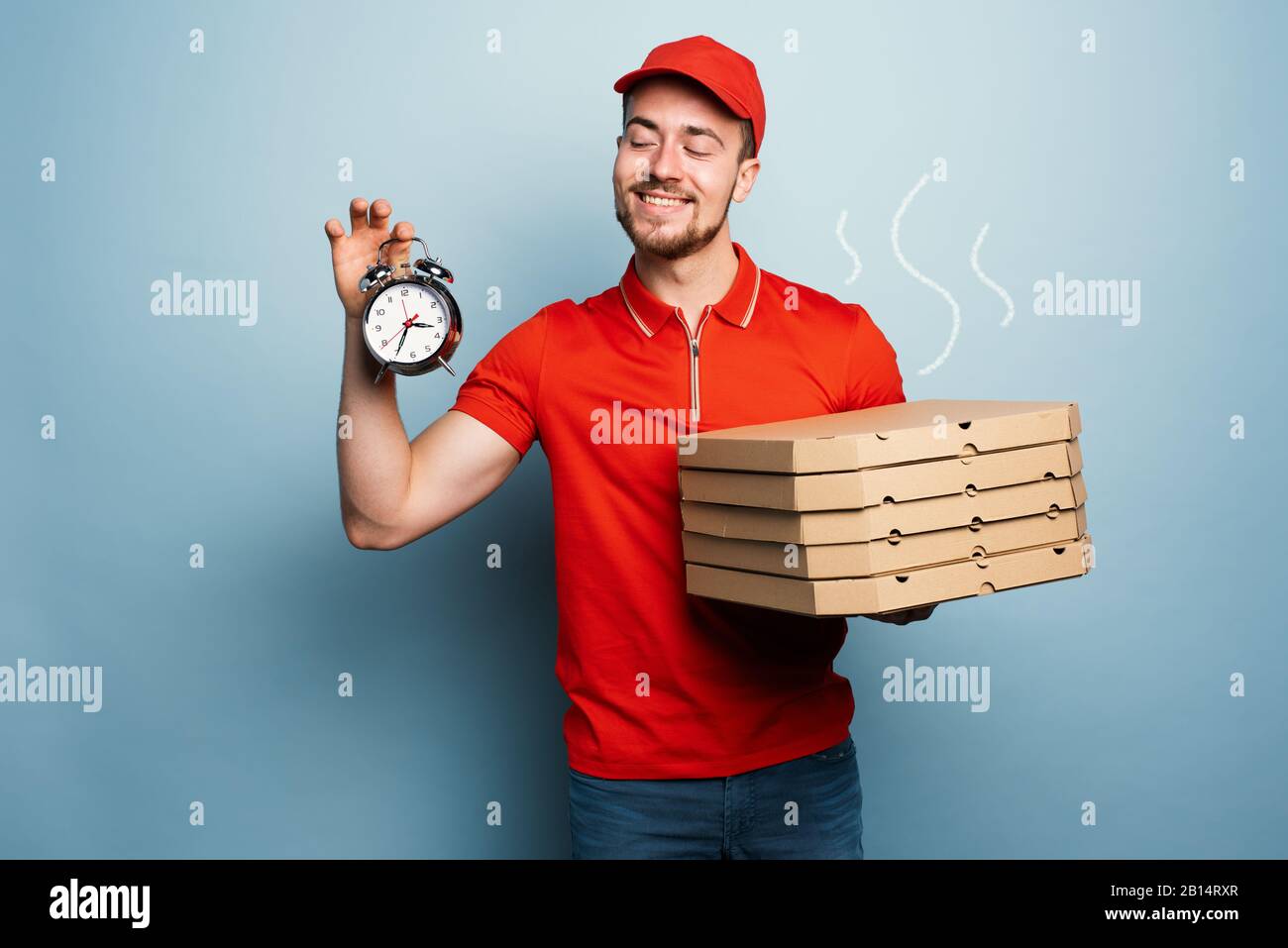 Corriere è puntuale per consegnare rapidamente pizze. Sfondo ciano Foto Stock