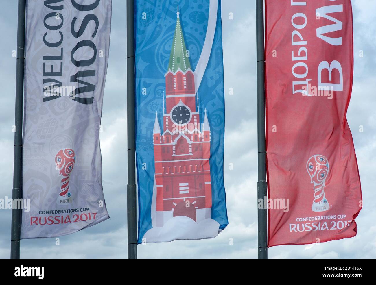 Mosca, RUSSIA - 04 giugno 2017 Bandiere con i simboli della Coppa delle Confederazioni della FIFA 2017 sul calcio sul Vorobyovy Gory a Mosca. Foto Stock