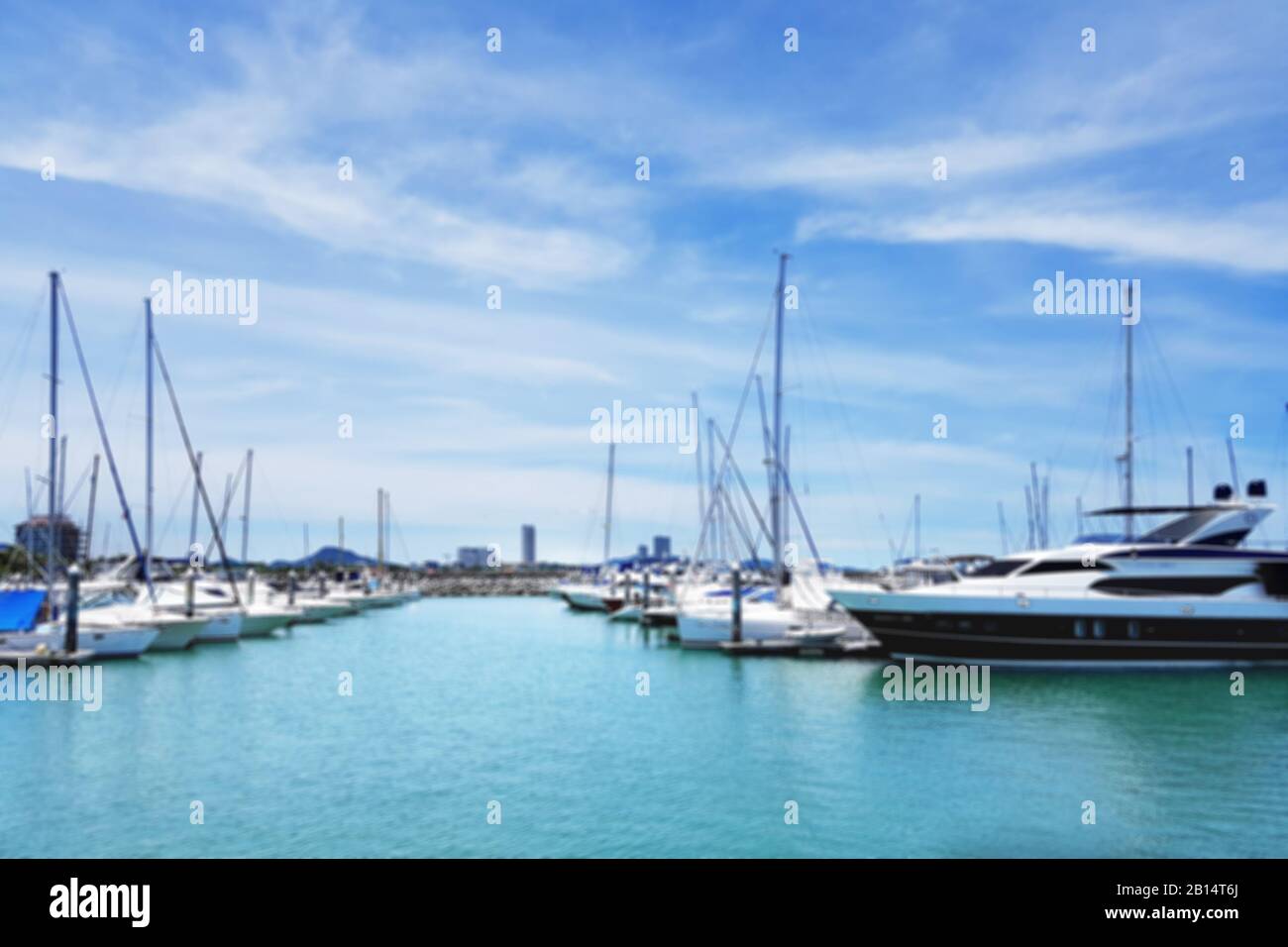 barche abstract blur ancorate sullo sfondo dello yacht club. yacht vacanza per il concetto di tempo estivo. Foto Stock