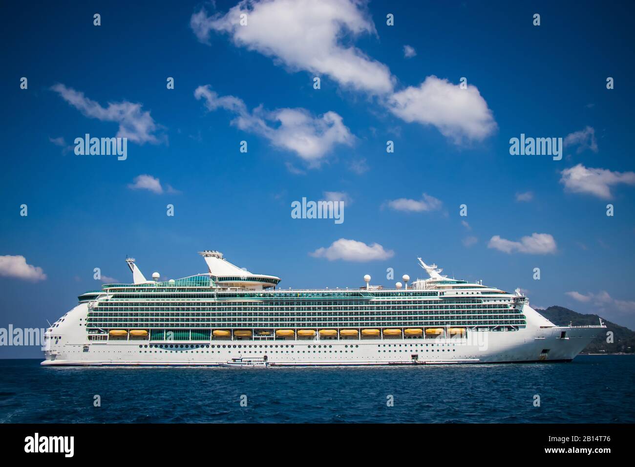 Nave da crociera di lusso in barca a vela dal porto. Grande nave da crociera in mare con bellissimo sfondo blu cielo. Bella estate poster Seascape per fare pubblicità. Foto Stock