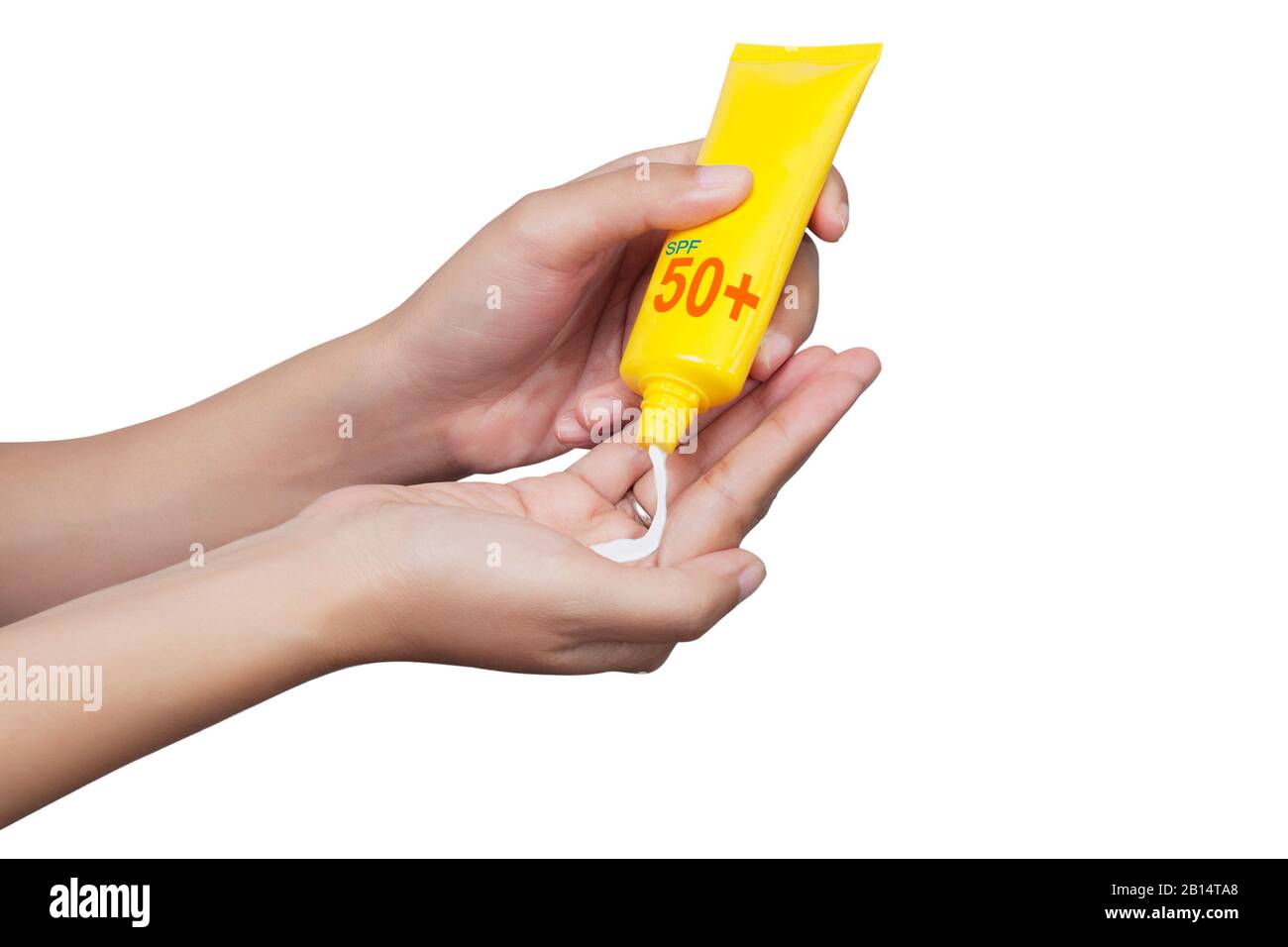 donna che applica la protezione solare sulla sua mano isolato su sfondo bianco con il sentiero di ritaglio. Concetto di protezione del blocco solare SPF. Vacanze di viaggio Foto Stock