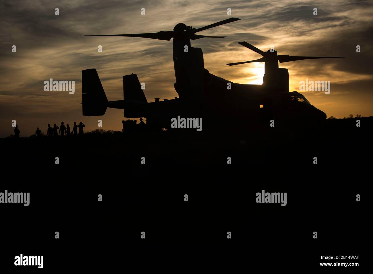 U.S. Marines with Marine Aviation Weapons and Tactics Squadron One (MAWTS-1) prepararsi a salire a bordo di un MV-22B durante un punto di armamento e rifornimento (FARP) a sostegno Del corso sugli istruttori Di Armi e tattiche (WTI) 2-17 presso la Landing zone Bull, California, 27 aprile 2017. WTI è stato un evento di formazione di sette settimane ospitato da MAWTS-1 cadre, che enfatizza l'integrazione operativa delle sei funzioni dell'aviazione del corpo marino a sostegno di una forza di attività Di Terra dell'aria marina e fornisce una formazione tattica avanzata standardizzata e la certificazione delle qualifiche dell'istruttore di unità per sostenere la formazione dell'aviazione marina Foto Stock