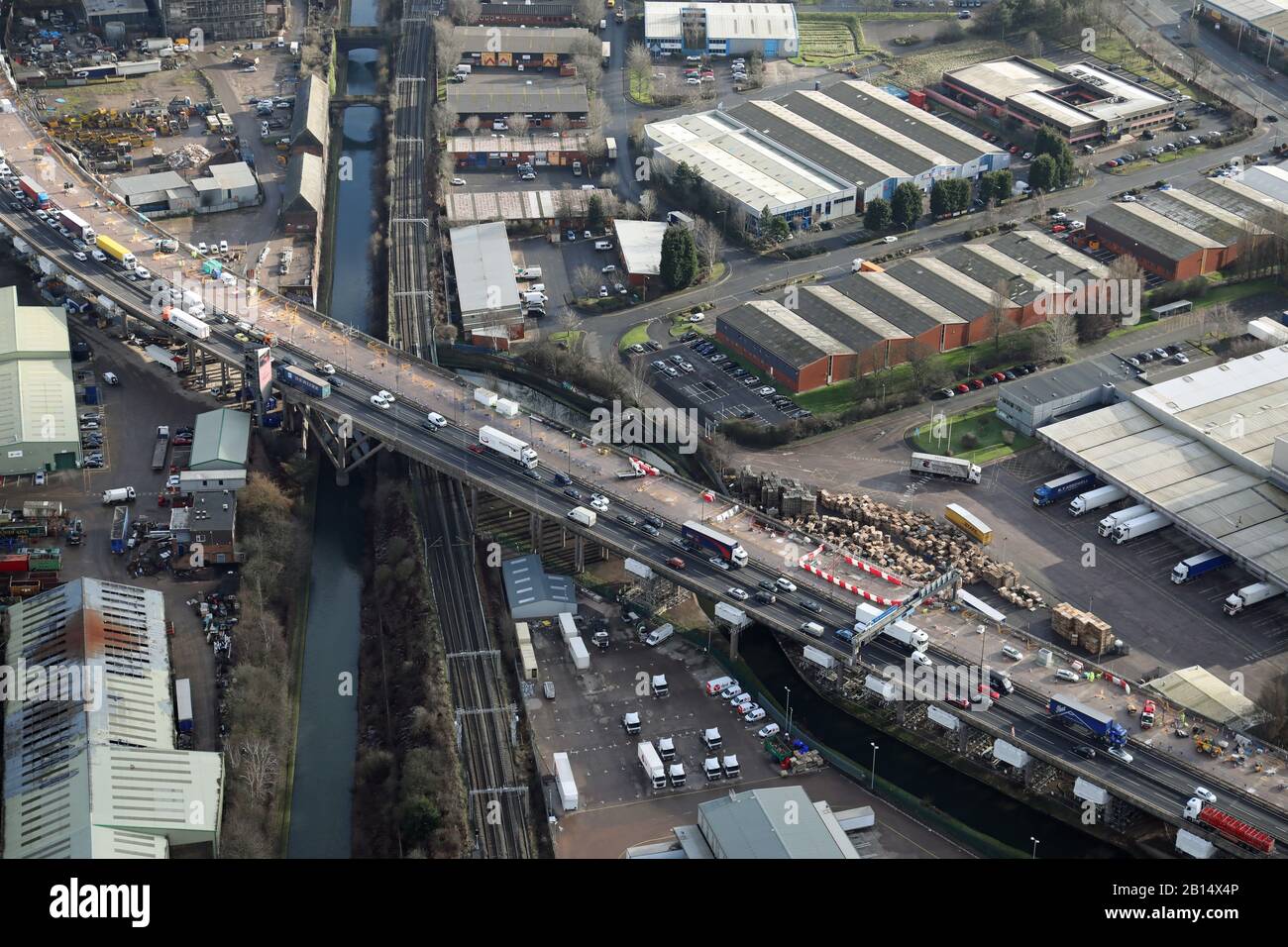 Veduta aerea di una sezione sopraelevata della M5 nell'area di West Bromwich Smetwick di Birmingham, con lavori stradali e code di traffico Foto Stock