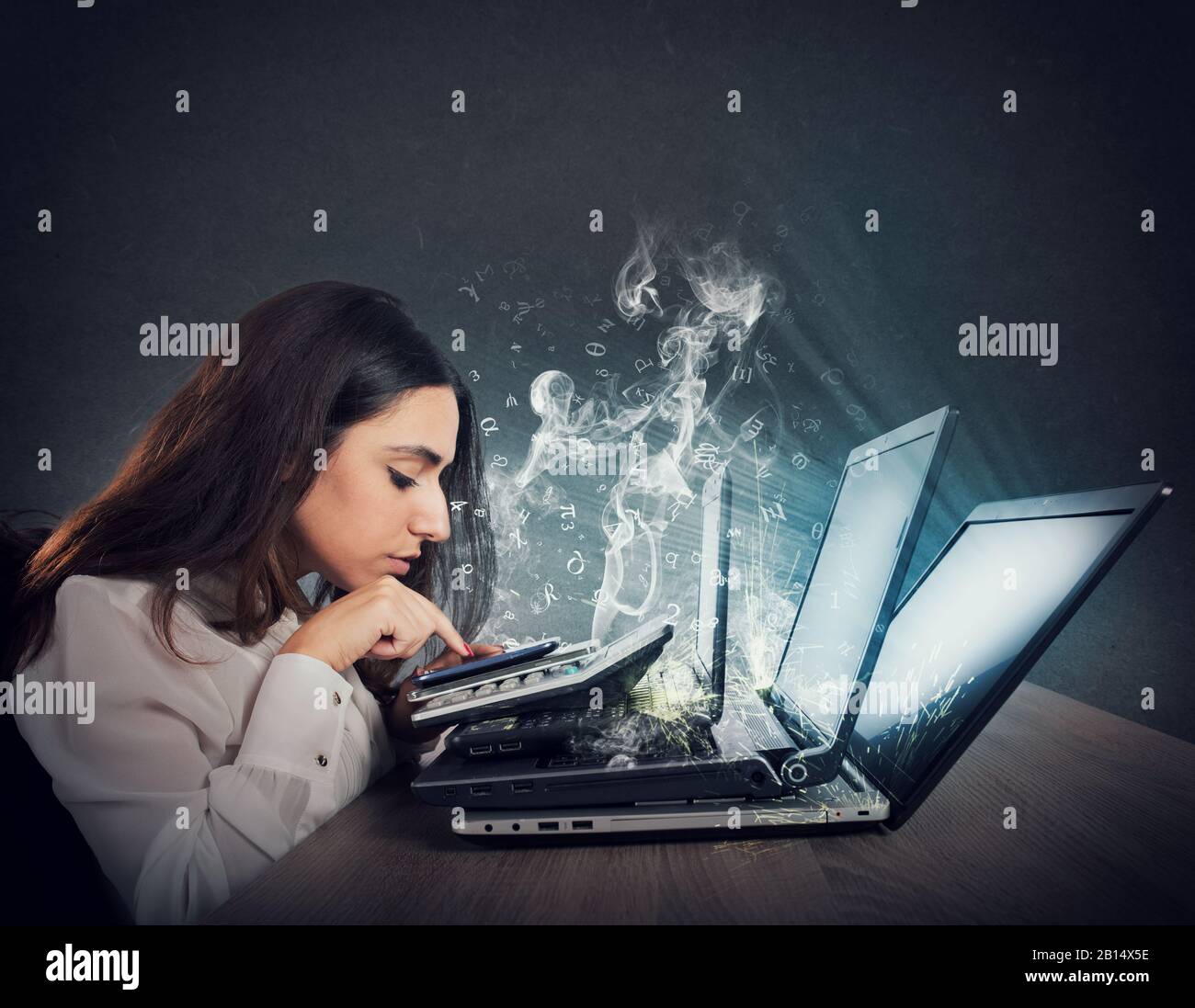Businesswoman funziona con più dispositivi, smartphone, calcolatrice e computer portatili. Concetto di lavoro eccessivo e stress Foto Stock
