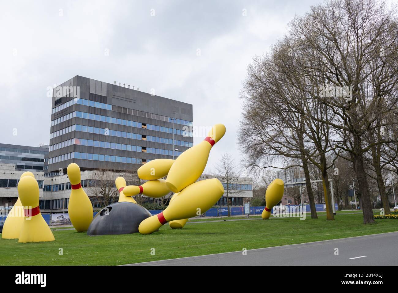La palla da bowling o le spille volanti sono famose sculture moderne di Eindhoven, in Olanda. Foto Stock
