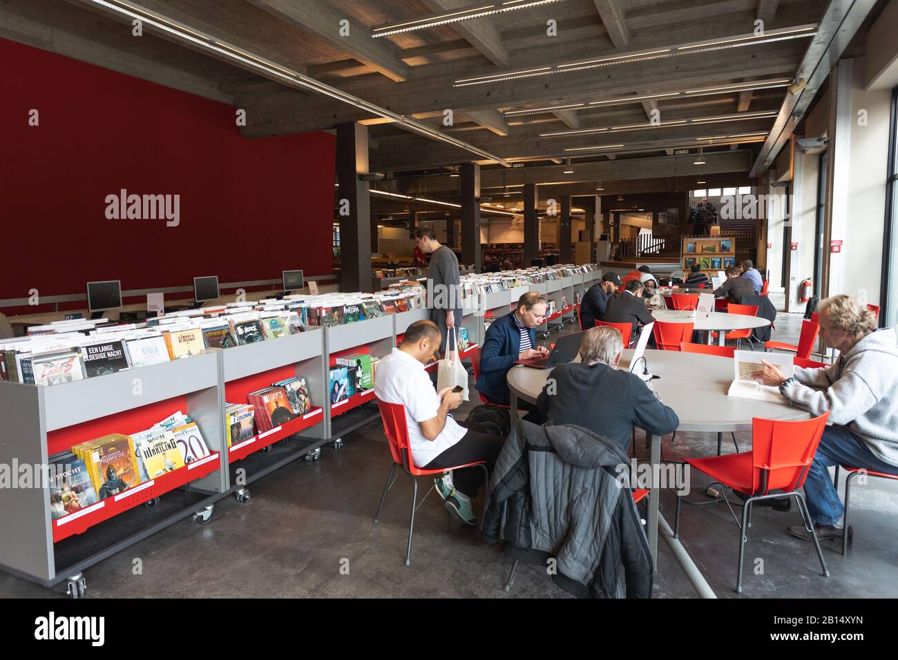 Persone che leggono nella biblioteca pubblica. Foto Stock