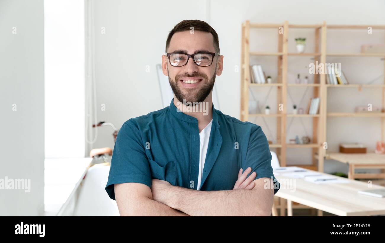 Ritratto della testa di felice giovane uomo d'affari fiducioso in occhiali. Foto Stock