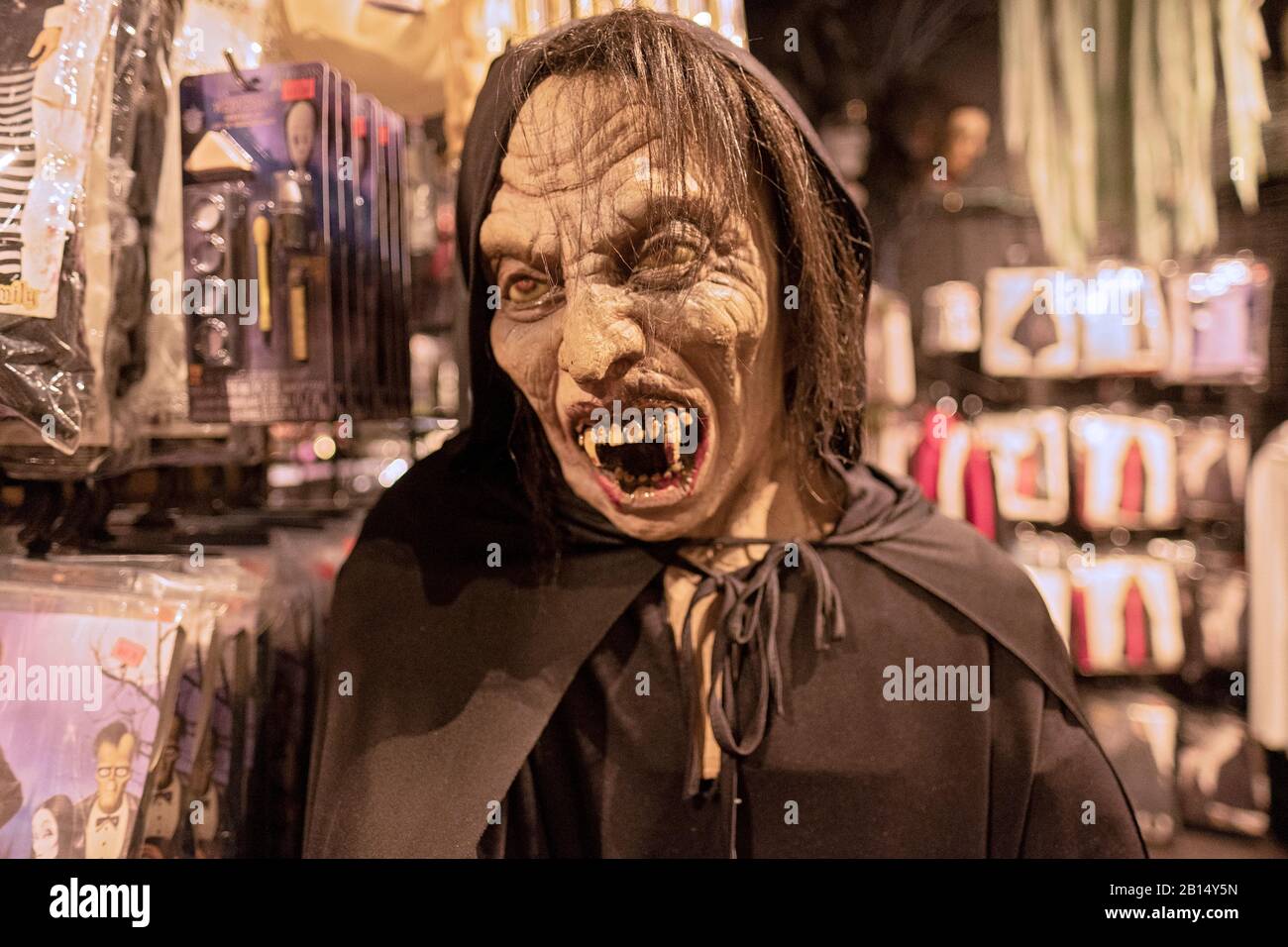 Una maschera dall'aspetto spaventoso su un manichino in un negozio di costumi a Manhattan, New York City. Foto Stock