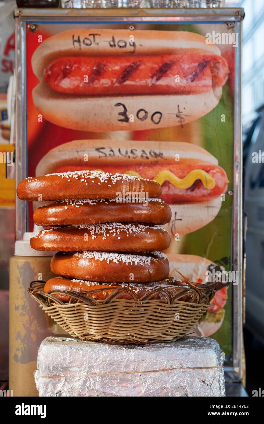 Presso una pila di pretzel salati caldi sul carrello di un fornitore a Midtown Manhattan, New York City. Foto Stock