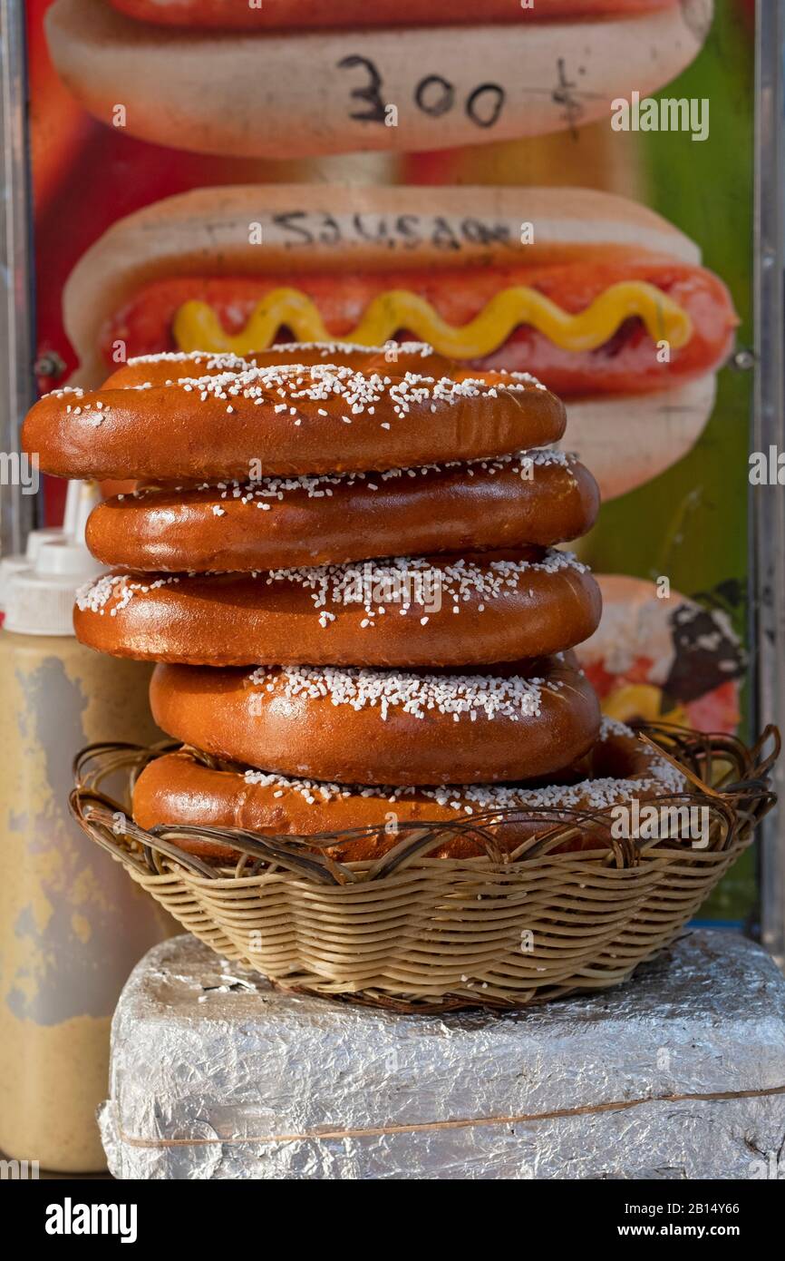Presso una pila di pretzel salati caldi sul carrello di un fornitore a Midtown Manhattan, New York City. Foto Stock