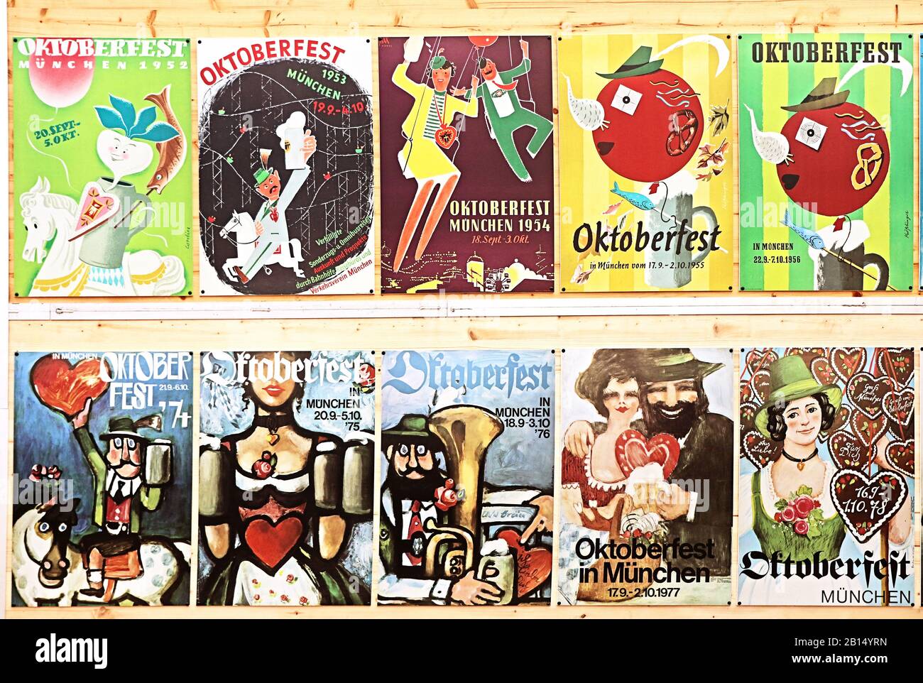 Monaco di Baviera, GERMANIA - 1 OTTOBRE 2019 poster dell'Oktoberfest vintage in esposizione presso Oide Wiesn, parte storica dell'Oktoberfest di Monaco, famiglia e bambini Foto Stock