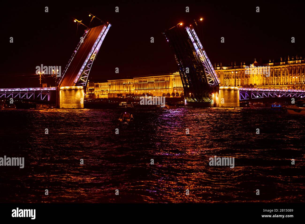 Ponte aperto sul fiume in città sera. Ponte levatoio a San Pietroburgo con luci notturne Foto Stock