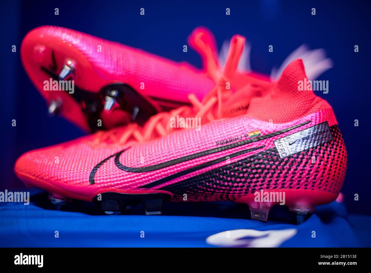 Scarpe da calcio Nike Mercurial e Phantom at Selhurst Park il 22 febbraio 2020 a Londra Regno Unito. Foto Di Sebastian Frej Foto stock Alamy