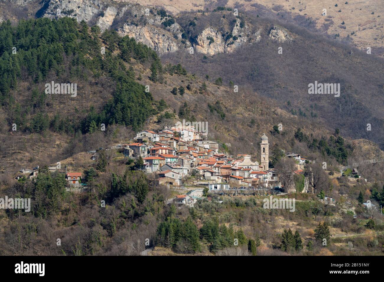 Il borgo italiano di Andagna nelle Alpi liguri, provincia di Imperia, Liguria, Italia Foto Stock