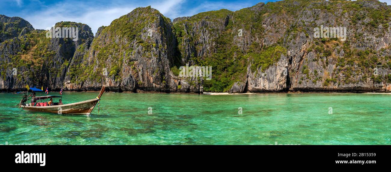 Barca nella Baia Maya di Kho Phi Phi, Thailandia, Isola Phi Phi Foto Stock